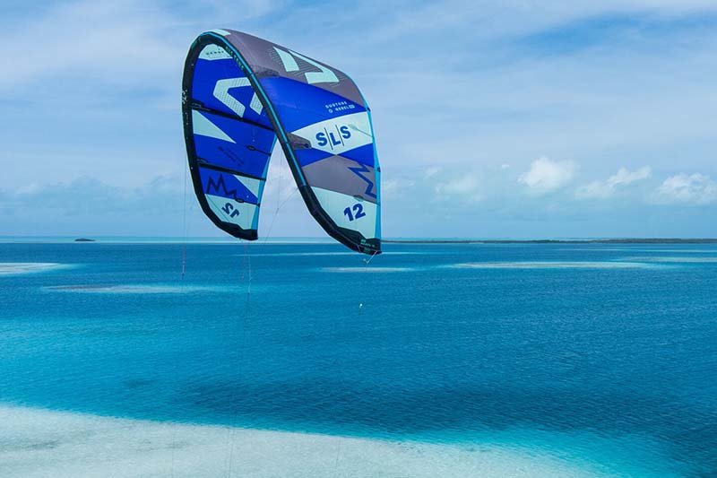 Duotone Kite Rebel Sls an karibischer Küste hoch in der...