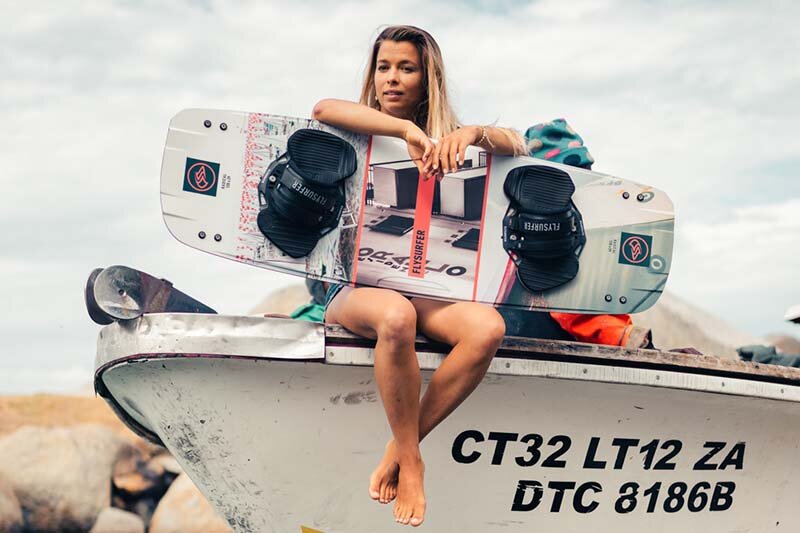 Flysurfer Radical 7 Kiteboard - Frau hält das Board quer...