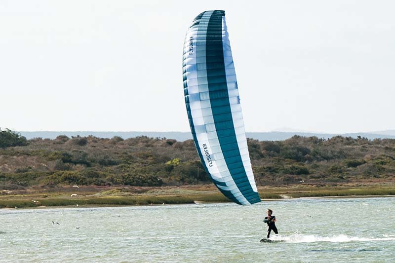 Flysurfer Soul 2 Kite - Kiter fährt vor recht kahler...