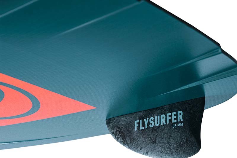 Flysurfer Radical 7 Kiteboard - Nahaufnahme aus dem Studio zeigt Tail und Finne