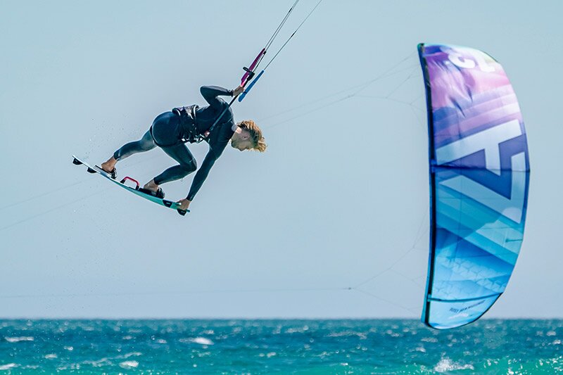 Harlem Lead Bar- Kiter springt und macht einen Boardgrab