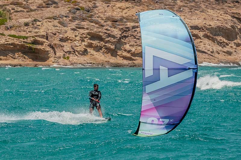 Harlem Kitesurfing - Kitesurfer fährt mit einem Harlem...