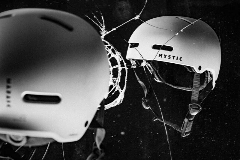 Mystic Boarding - Mk8 Helm spiegelt sich in einem Spiegel. Dieser ist bereits eingerissen. Der Helm ist heile