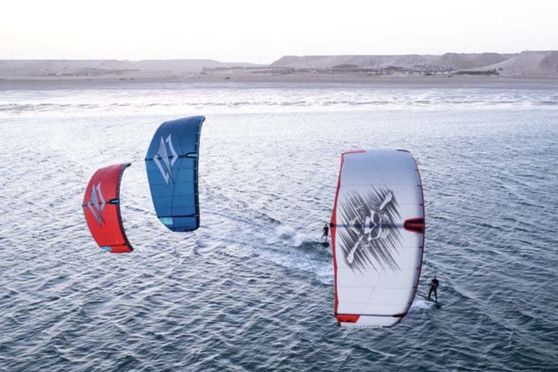 Naish Pivot Kite - drei Kiter fahren auf offenem Meer vom...