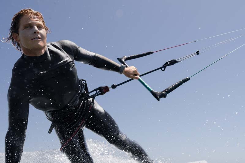 North Navigator Bar - Kitesurfer fährt entspannt, nah an...