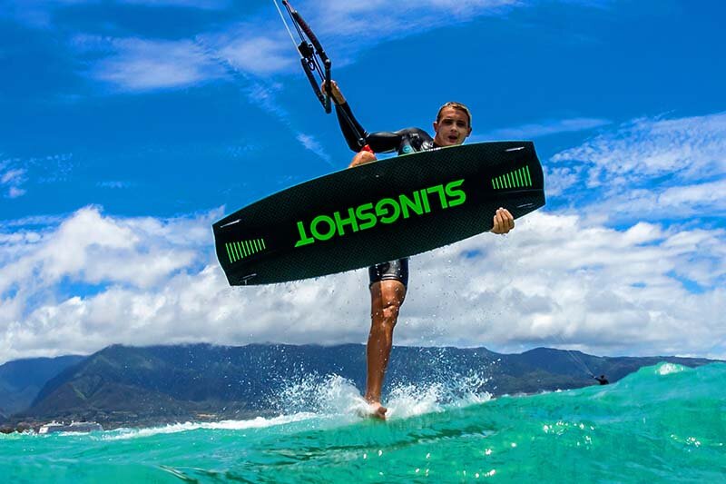 Slingshot Misfit V11 Carbon - Kitesurfer macht einen...
