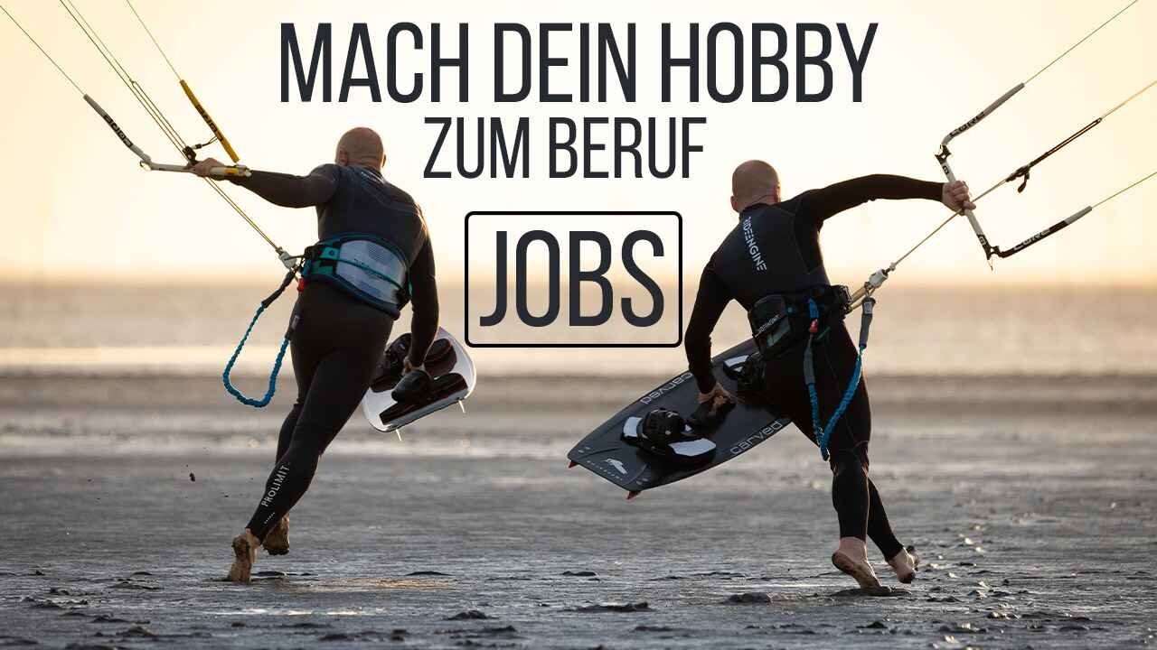 Titelbild Jobs bei KITE BUDDY - 2 Kitesurfer laufen im Wattenmeer mit Kite und Board in Richtung Wasser