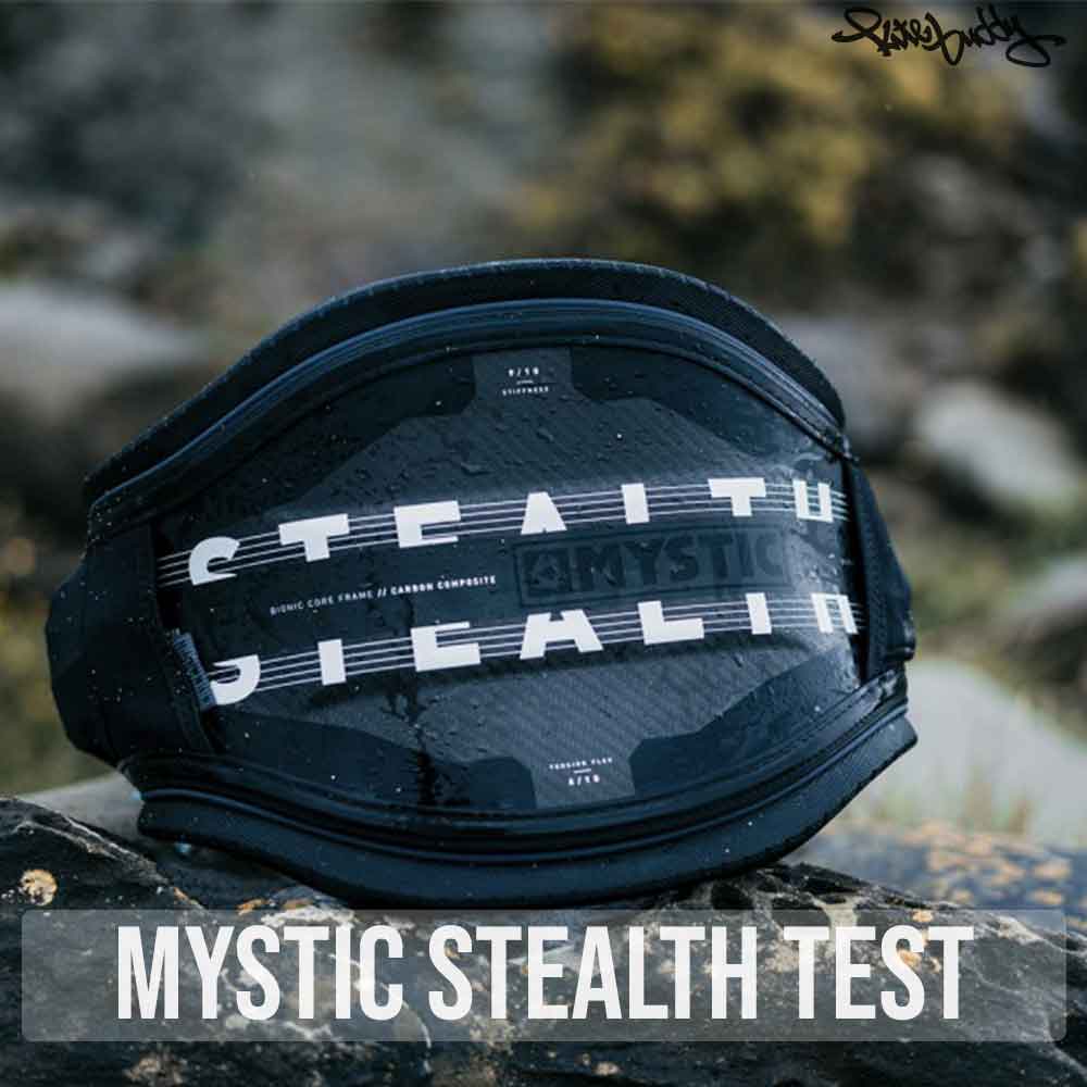 Wir sehen eine Komplettaufnahme von dem Mystic Stealth Trapez. Das Trapez ist Schwarz und hat den Produktnamen in Weiß hinten drauf stehen.