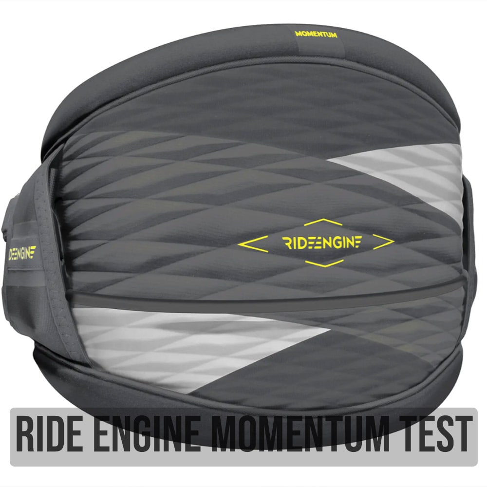 Wir sehen eine Pruduktaufnahme von Dem Ride Engine Trapez in Grau-Schwarz mit dem Firmen Logo in Gelb