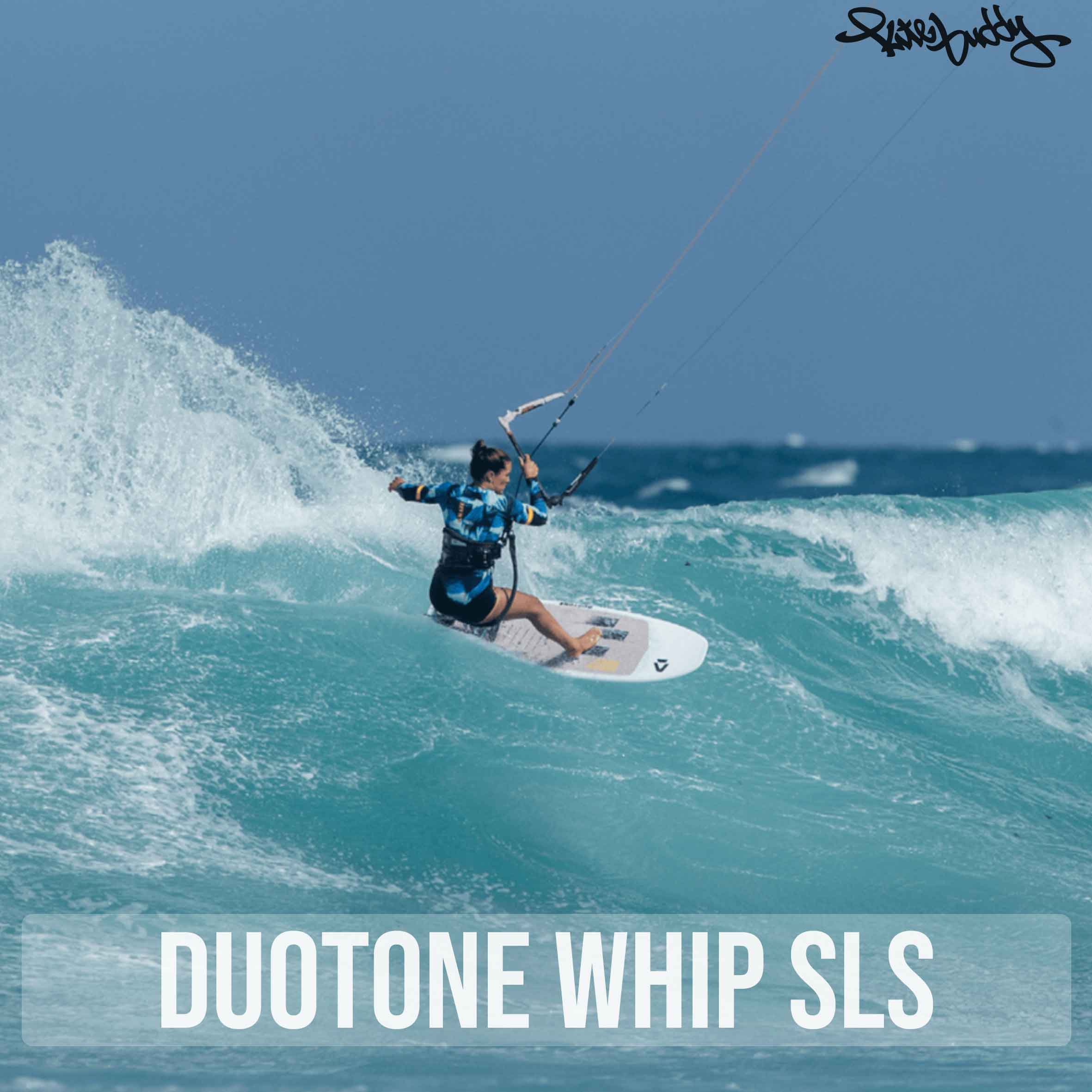 Auf dem Bild erkennen wir eine Kitesurferin die eine Welle mit ihrem Duotone Whip abreitet.