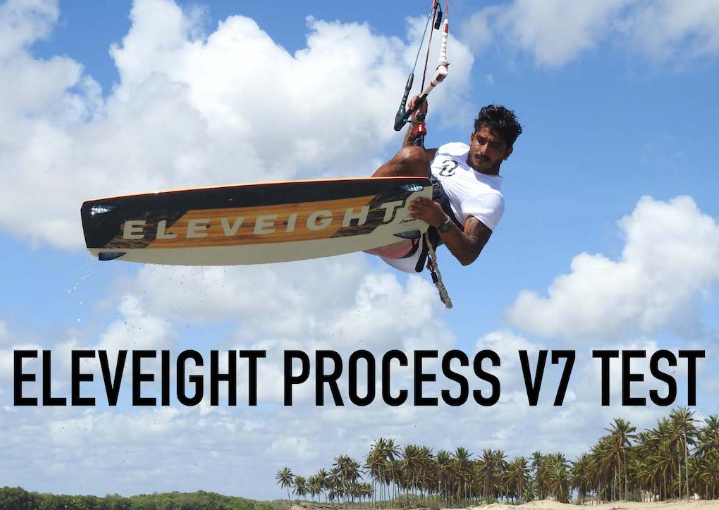 Auf dem Bild sehen wir einen Männlichen Kitesurfer, der im Sprung einen Tailgrap an seinem Twintip macht. Das Twintip Ist am Rand Schwarz-Weiß und in der Mitte hat es eine Holzoptik.