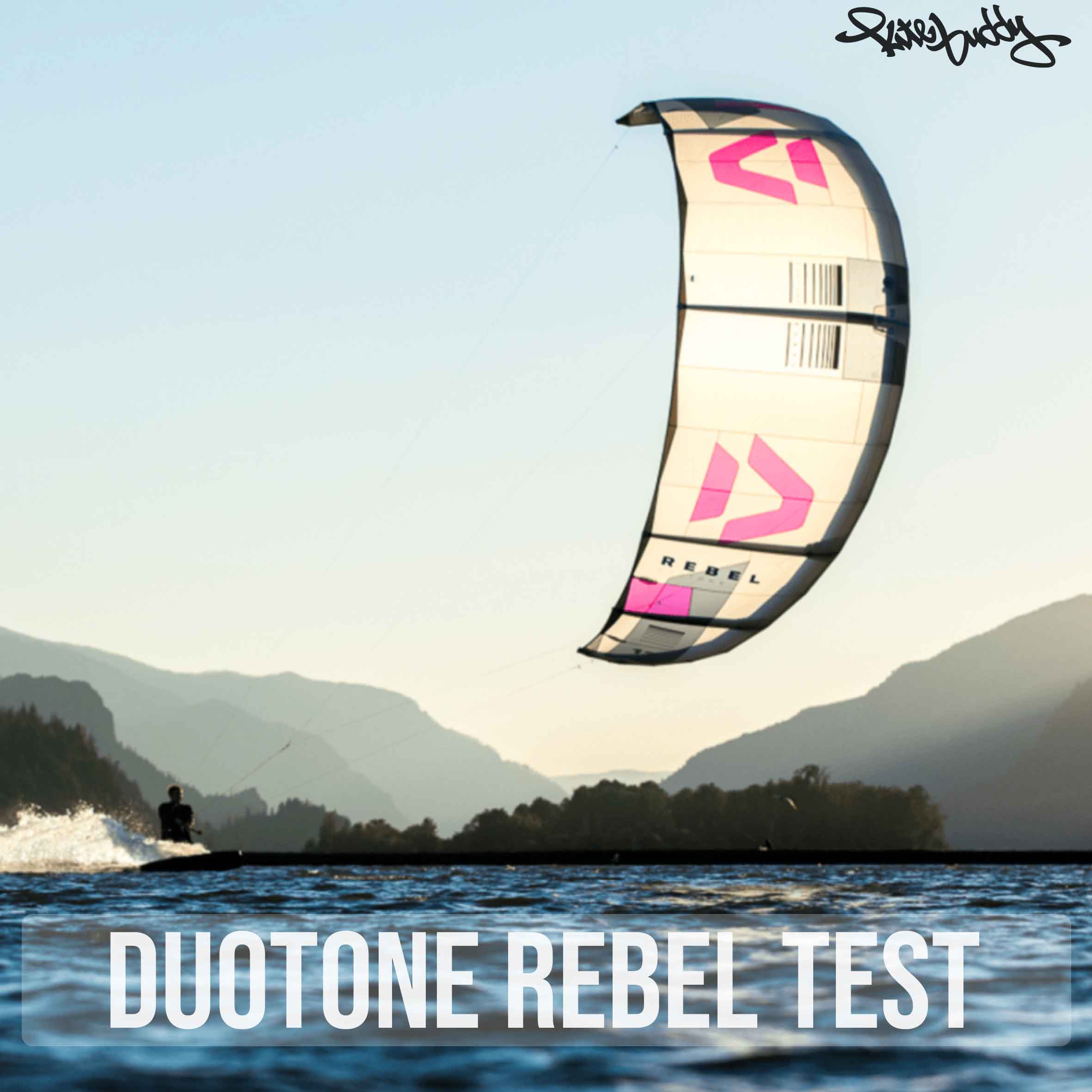 Wir sehen auf dem Bild einen Tupekite von Duotone in Weiß mit Pinkem Duotone Logo. Der Kitesurfer fährt bei Sonnenschein über das Blau Meer.