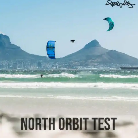 Wir sehen zwei Kitesurferauf dem Bild, der eine Springtgerade durch die Luft mit seinem Grünen North Orbit und der andere Kitesurfer fährt übers Wasser und fliegt einen Blauen North Orbit